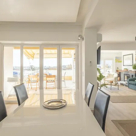 Oceanfront & Big Terrace Private شقة