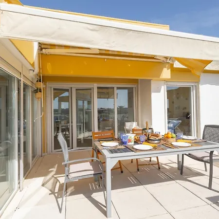 Oceanfront & Big Terrace Private Apartment